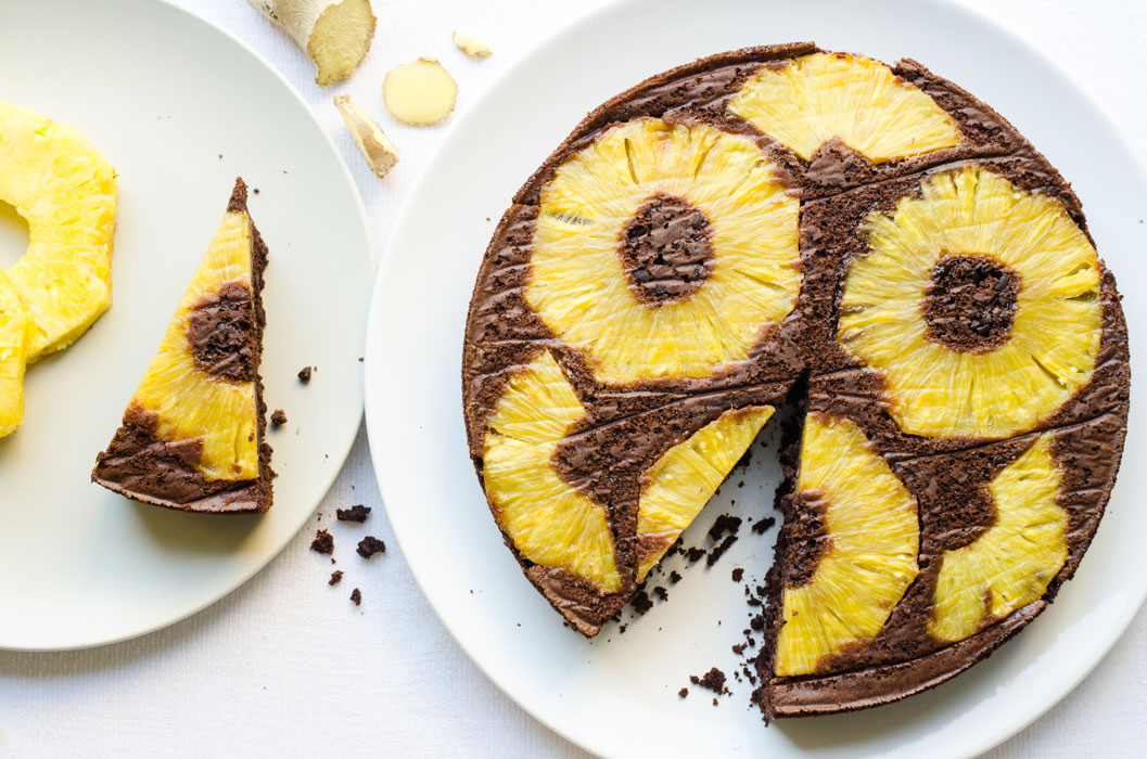 Pineapple, ginger and chocolate upside-down cake // vegan