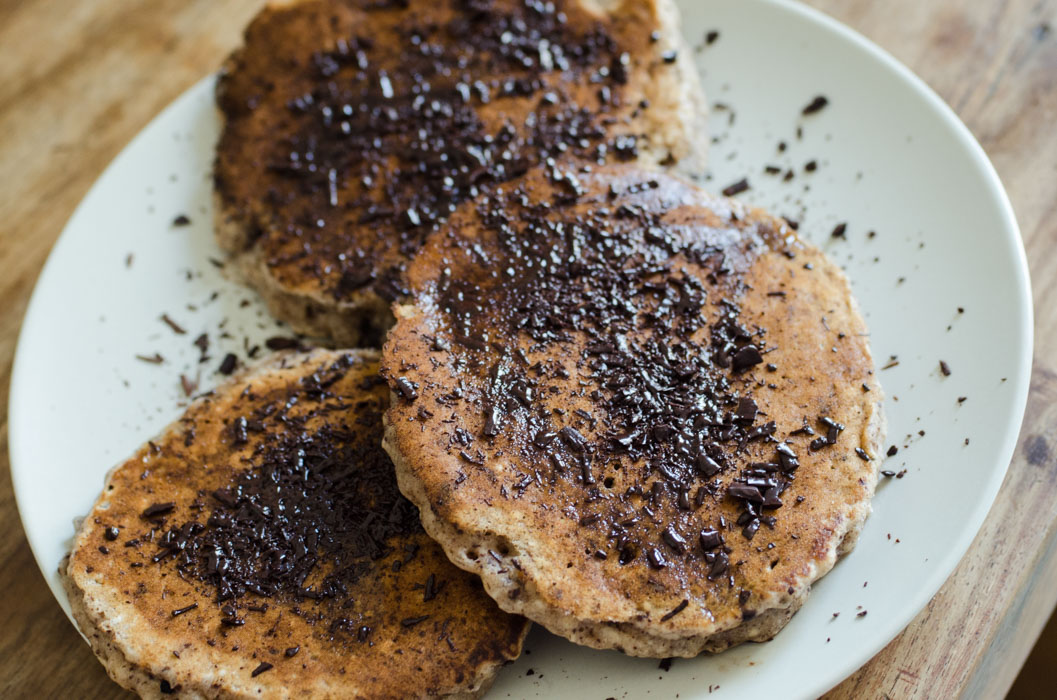 Fluffy chocolate and red currant oat pancakes // vegan