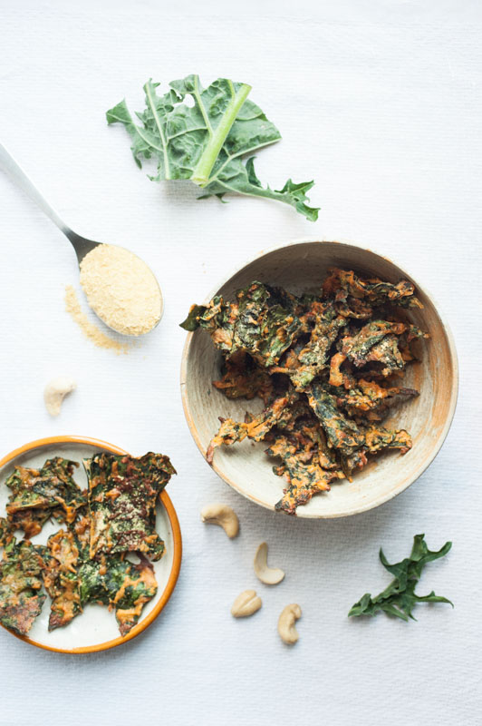 Baked kale & savoy cabbage chips (with a secret ingredient) // vegan