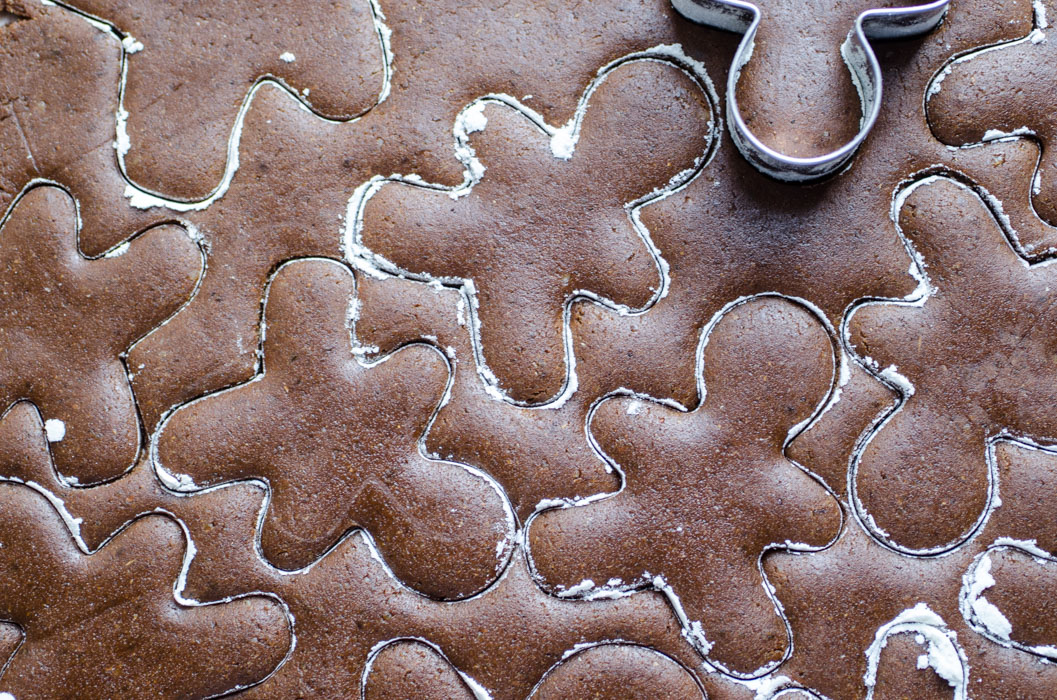 Vegan soft gingerbread cookies with cashew and chocolate icing // vegan