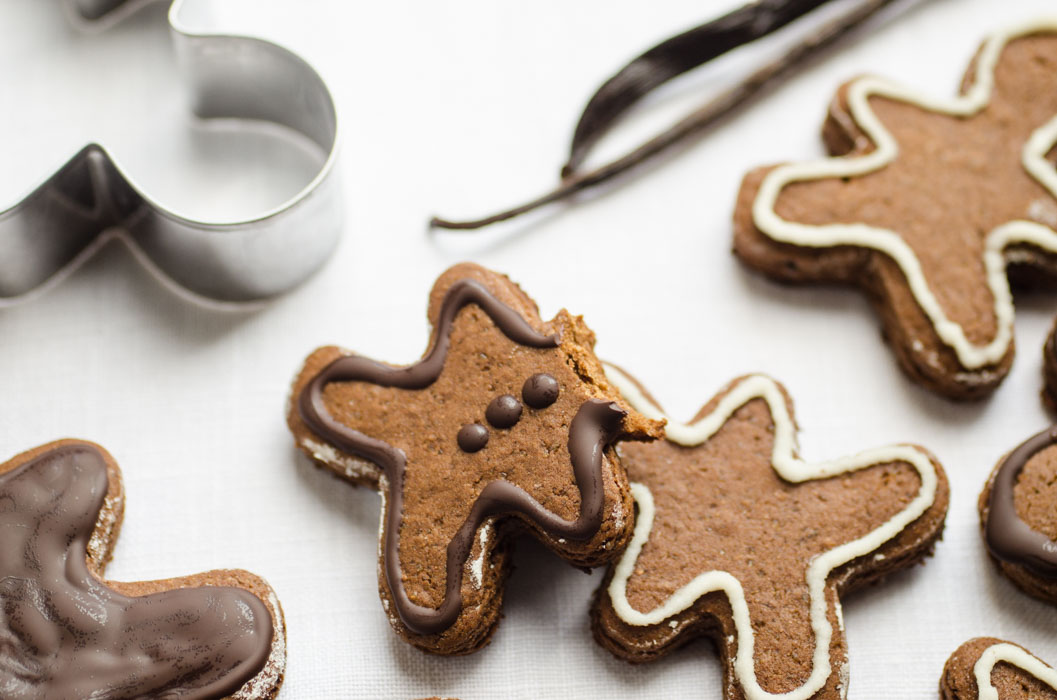 Vegan soft gingerbread cookies with cashew and chocolate icing // vegan