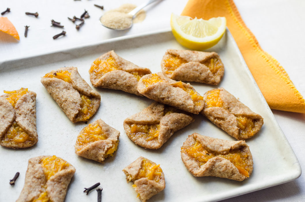 Shortbread cookies filled with quick homemade orange marmalade {vegan}