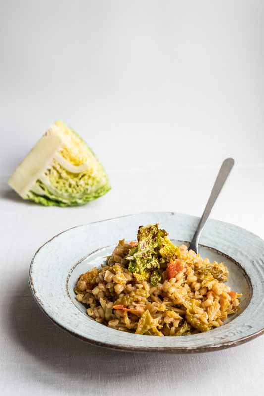 Barley risotto with savoy cabbage and tomatoes + savoy cabbage chips {vegan + gluten free} - Marta's Plants