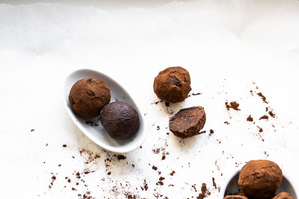 Easiest 2-ingredient chocolate truffles {vegan + gluten free} - Marta's Plants