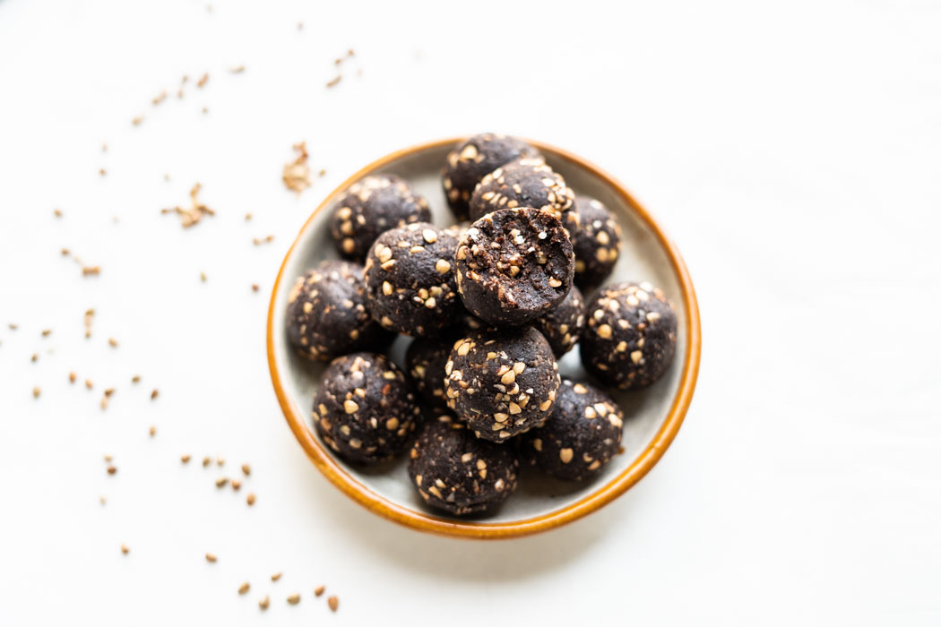Raw chocolate, almond and buckwheat truffles {vegan + gluten free} - Marta's Plants