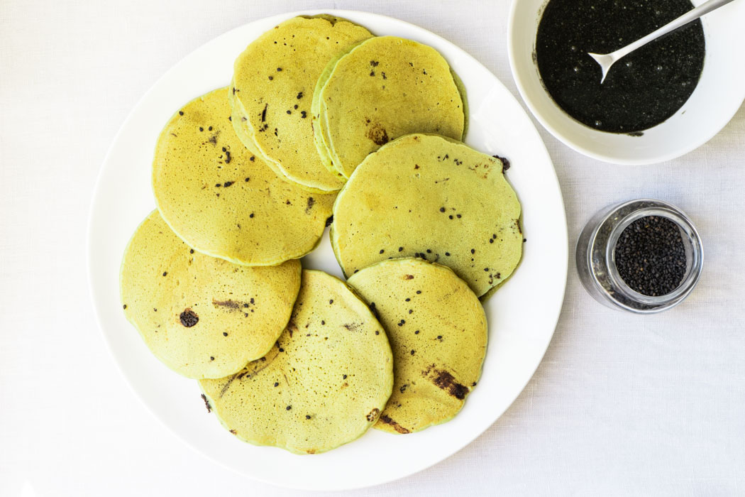 Matcha pancakes w/ black sesame drizzle {vegan} - Marta's Plants