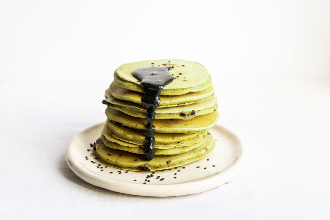 Matcha pancakes w/ black sesame drizzle {vegan} - Marta's Plants