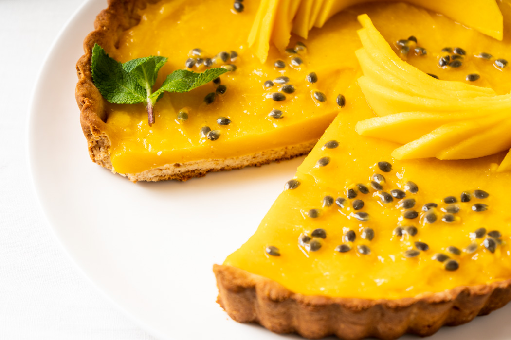 Mango & passion fruit tart {vegan} - Marta's Plants